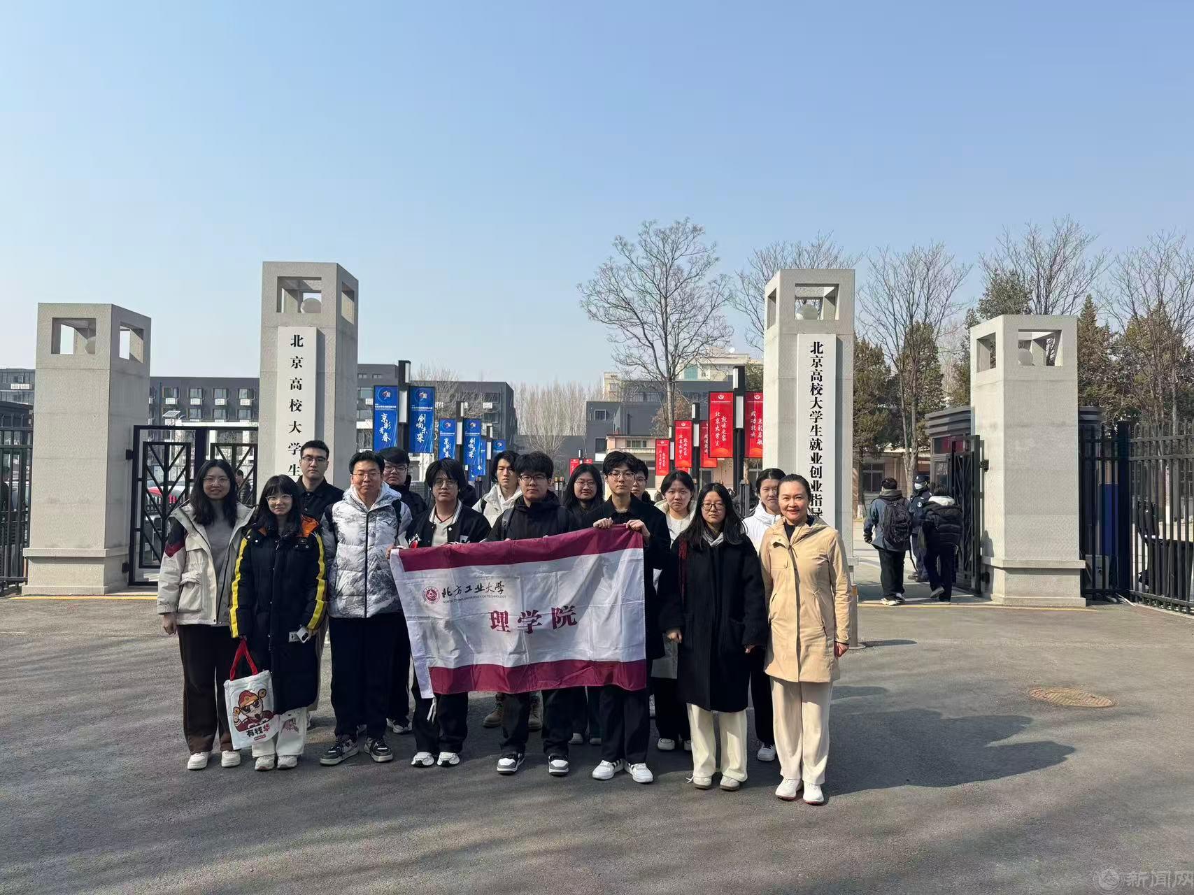 校外参加招聘会照片02.jpg 校外参加招聘会照片02.jpg