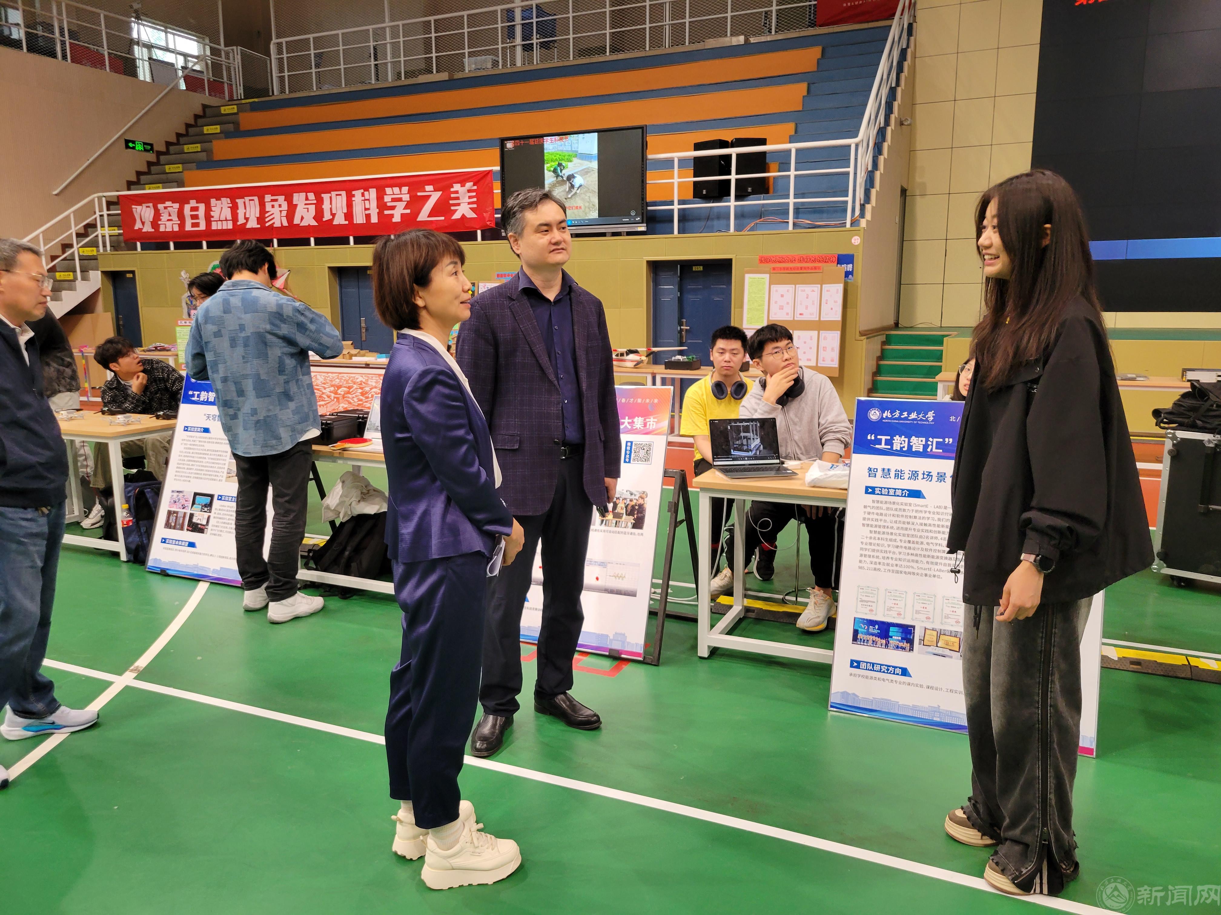 延庆区委教育工委书记张树清参观展览并勉励williamhill威廉官网科创团队学生.jpg