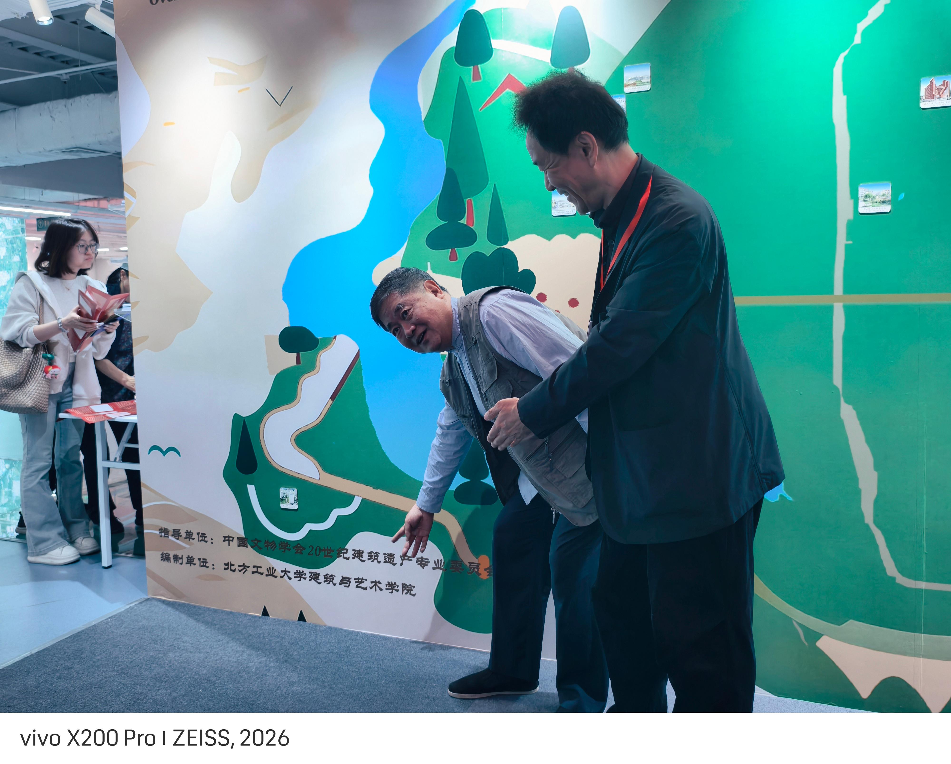 图2.单霁翔先生夸赞建艺学院师生制作的《中国20世纪建筑遗产·北京总览》全图.jpg 图2.单霁翔先生夸赞建艺学院师生制作的《中国20世纪建筑遗产·北京总览》全图.jpg