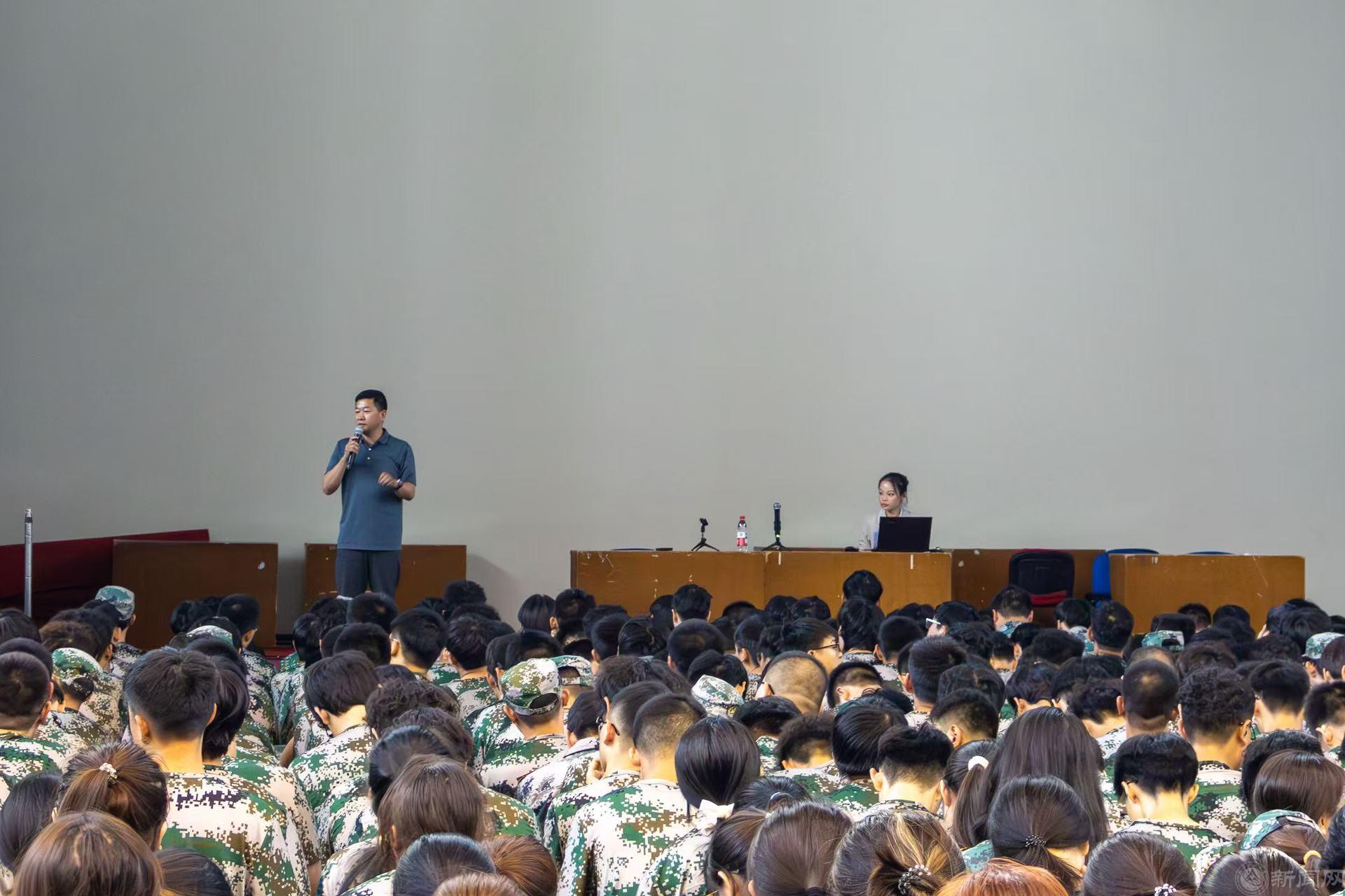 校医院健康讲座.jpg 校医院健康讲座.jpg