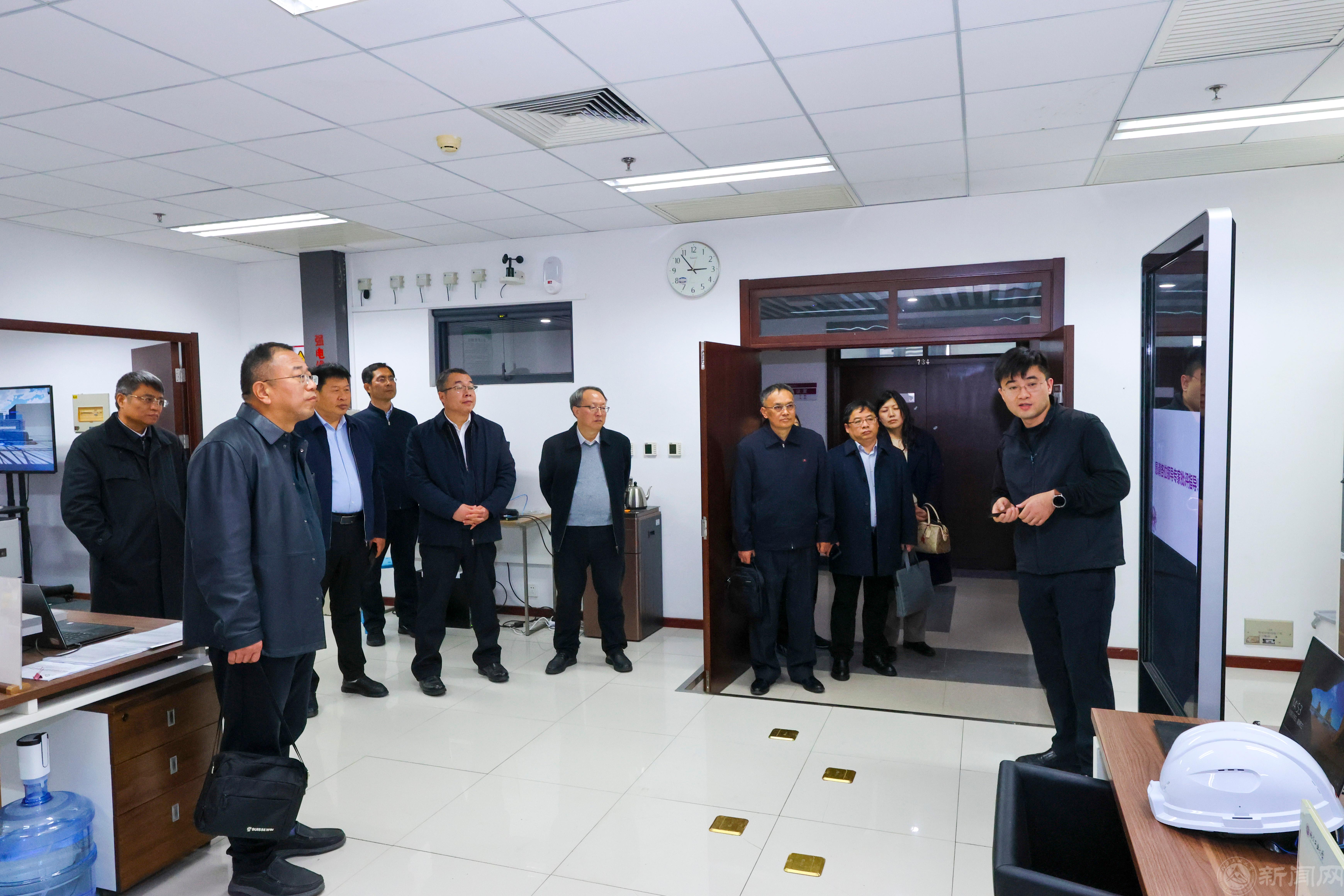 参观实验室.jpg